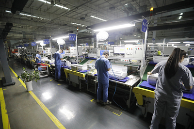 能定制家電還能查生產(chǎn)進(jìn)度 海爾互聯(lián)工廠搭起用戶零距離&ldquo;生態(tài)圈&rdquo;